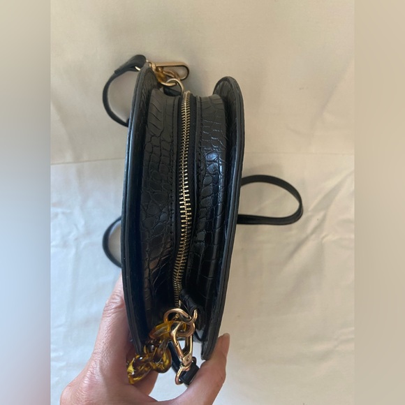 Madison West, NWOT Black Faux Croc Round Crossbody Purse Acrylic Tortoise Chain - Picture 5 of 12